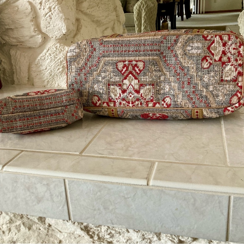 NWOT America and Beyond” tapestry tote bag and matching accessory bag - Picture 9 of 15